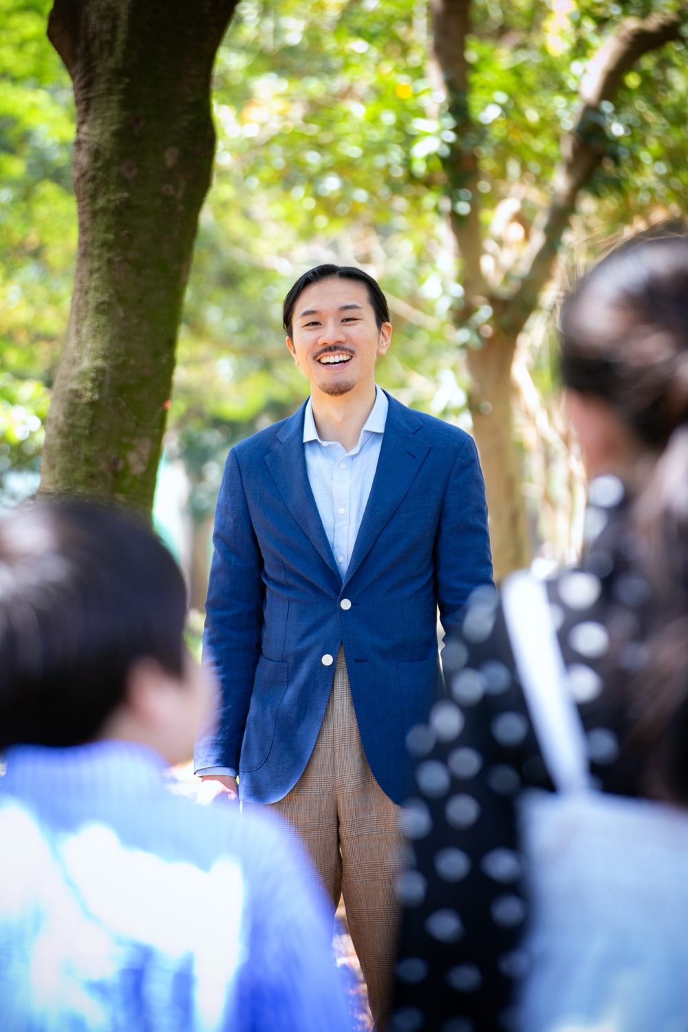 公園で子どもたちと話す、おぎの広光